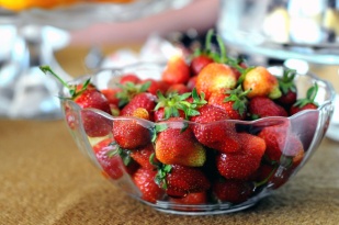 strawberries-om-om-fruits-red-82978-large